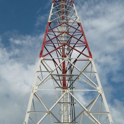 Υψηλής ευκρίνειας Τριγωνικό Ραδιοτηλεπικοινωνίες 3 πόδια Τυβώδης Σιδηροδρομικός Πύργος 40M/S