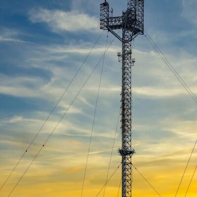 Ανθεκτικός Πύργος με Συρματόσχοινα Στήριξης κατασκευασμένος με χαλύβδινα συρματόσχοινα υψηλής αντοχής που παρέχει λύσεις για ψηλές λεπτές κατασκευές