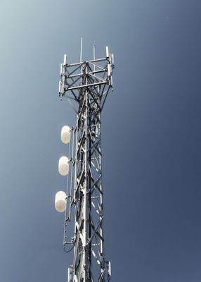 Επαγγελματικό σχέδιο Τριγωνικός πύργος κεραίας Ραντόμη υλικό Τηλεπικοινωνίες Πύργοι από χάλυβα