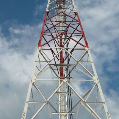 Ζεστό βύθιση Ζαλβανισμένο Αυτο-υποστηριζόμενο Ραδιοφωνικό Πύργο 5 χλμ Wifi GSM Τηλέφωνο δορυφορικό ραδιοφωνικό πύργο μικροκυμάτων