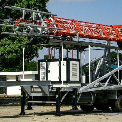 Τελεσκοπικός πύργος πλέγματος 15-30M Ζυγισμένο ατσάλινο φορτηγό Εγκατασταθείσα κεραία επικοινωνίας 40M/S Ανθεκτική στον άνεμο