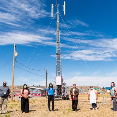 Τελεσκοπικός πύργος πλέγματος 15-30M Ζυγισμένο ατσάλινο φορτηγό Εγκατασταθείσα κεραία επικοινωνίας 40M/S Ανθεκτική στον άνεμο