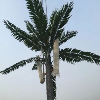 Βιονικός Πύργος Δέντρου με εμφάνιση δέντρου που διαθέτει κλαδιά και κορμούς από υαλοΐνες για απρόσκοπτη ενσωμάτωση στο τοπίο