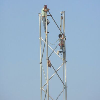 Μακροχρόνια διάρκεια ζωής 3 ποδιών σωληνώδης ατσάλινος πύργος γαλβανισμένο στέλεχος τηλεπικοινωνιών σχεδιασμένο για εξωτερικές εφαρμογές δικτύων μικροκυμάτων 5G 4G