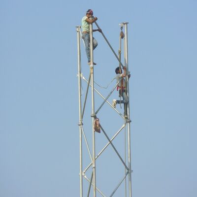 Αυτοστηριζόμενος σωληνοειδής γαλβανισμένος ιστός τηλεπικοινωνιών πύργου με 3 πόδια, κατάλληλος για εξωτερική επικοινωνία 5G 4G μικροκυμάτων