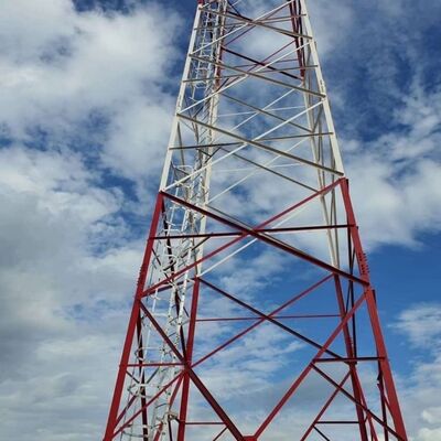Πύργος επικοινωνίας συμβατός με ανανεώσιμες πηγές ενέργειας για παρακολούθηση ηλιακού πάρκου αιολικού πάρκου