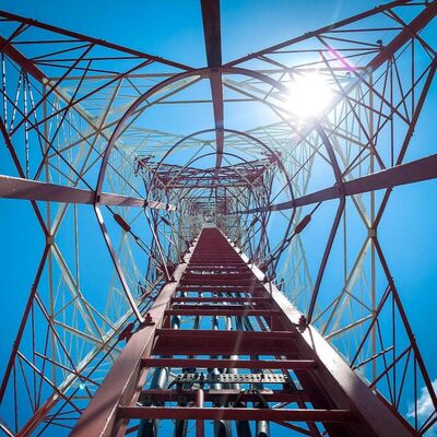 40M 80M Q355 Χάλυβα 4 πόδια Πύργος τηλεπικοινωνιών Ζυγισμένος ανθεκτικός στον άνεμο για παράκτια ζώνη υψηλού ανέμου